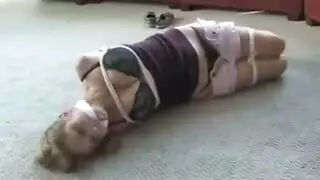 الديك الأسود مقيد المتعري