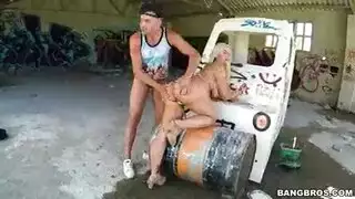 قضيب كبير مجنون يخرب مؤخرة مستديرة مكتنزة