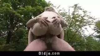 طالب يأخذ الزوجة المخلصة لممارسة جنس قاسي