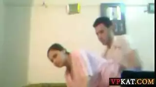 أم عازبة تتعرض للضرب من قبل مدرس ابنها