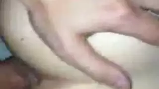 المراهقة الجميلة تحصل على رشاش ساخن على وجهها وثدييها الكبيرين