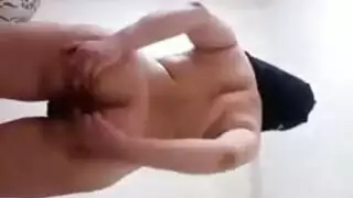 فتاة ترتدي نقاب تتعرى تمامًا وتلعب بأثدائها الحليبية الكبيرة أمام الكاميرا