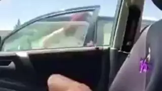 جولة مص في السيارة: تمص قضبه حتى يقذف بشدة