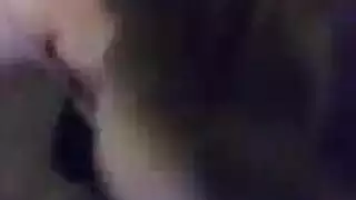 الفتاة الموشومة الفاسقة تخدم رجلين في وقت واحد