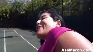 الأريكة تئن بينما بي بي سي يمارس الجنس بقوة مع لاتينية