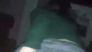 تتمتع الحمار فاتنة بالكثير من المرح مع شريكها الوسيم في الهواء الطلق