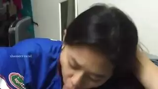 عروسان آسيويان ساخنان يمارسان الجنس الصريح على الكاميرا