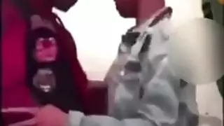 جاءت المراهقات الشقية إلى مكان أفضل صديق لها وأعطته هدية لطيفة مثل ركوب الشرج