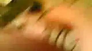 زوجة ساخنة بمؤخرة ضخمة تتعرى وتمارس الجنس في غرفة نوم حبيبها