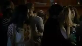 ربة منزل مثيرة ترتدي نيجي تمارس الجنس بقوة على طاولة المطبخ