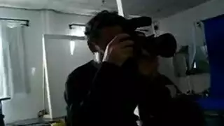 العبث السري المنفرد يقاطعه شاب ممتلىء يقذف مهبلها الرطب