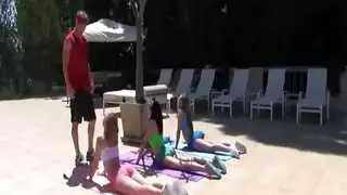 الفتيات المراهقات تتعمق في حلق المالك في جلسة جماع قوية