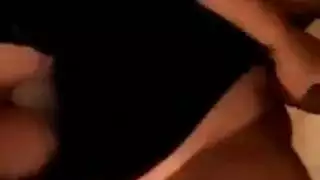 شاب horny يمارس الجنس مع فرج الفتاة المدبوغة الناعم حتى تعرج