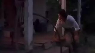 عروس تأخذ عدة أعضاء ذكرية في جلسة تبادل زوجات نارية