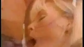 خادمة تخدم زب صاحب المنزل وصديقه في جلسة جنسية مشتركة