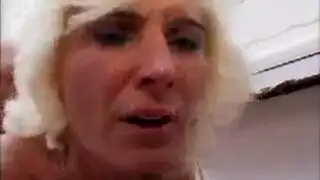 شقراوات ناضجات منقوعات في السائل المنوي في هذا المقطع الإباحي الصريح