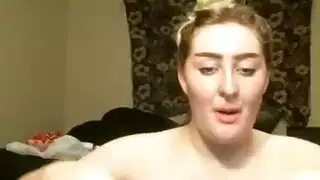 سيدة شقراء مع الشعر الأحمر وثدي كبير على وشك الحصول على تدليك مريح ومريح