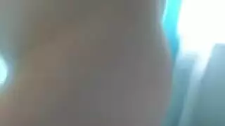 يقوم بتدخل اصابعه