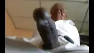 استمناء رجل مسن باليد