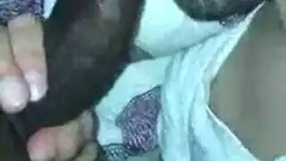 فمها الجائع يعمل على قضيبه حتى يصبح صلباً كفاية ليمتطيها