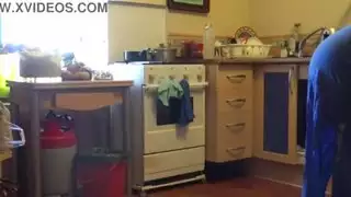 خادمة مسلمة تركية تتيح لرئيسها قرنية أن يمارس الجنس معها في المطبخ