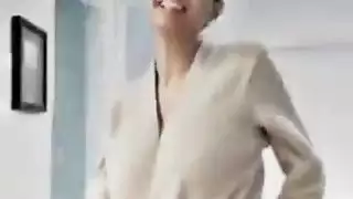 فتاة عربية تأخذ قضيبًا كبيرًا بعمق