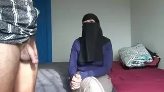 زوجة عربية ساخنة بشعر كثيف تمارس الجنس أمام الديوث