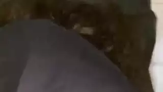 إباحية مكتبية xxx: جميلة محجبة تمتلئ فرجها في مرحاض الموظفين