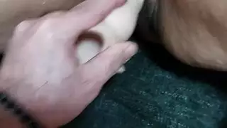 النشوة الجنسية المدعومة بالدسار تجعل بوسها ينفث نافورة ساخنة رطبة