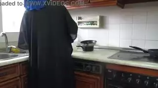 عاهرة عربية تُدمر بقضيب الفتى الألماني الكبير