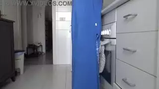 ربة منزل تشعر بالملل تحصل على بابها الخلفي ممتلئ بينما زوجها يسجل دخوله للعمل