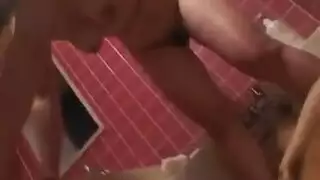 عاهرة ناضجة موشومة تتوسل للمني على ركبتيها