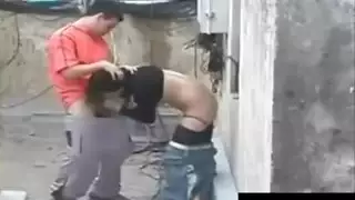 يبوس ويحضن خطيبته