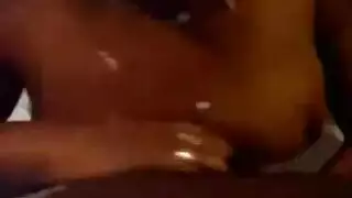 عصابة فتيات تلعق عاهرة معصوبة العينين قبل جماع بقضيب أسود كبير