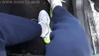 زوجة أبيه التركية المثيرة تطلب دشًا ذهبيًا ساخنًا من كسها المشعر