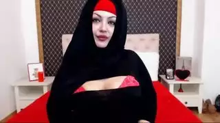 فتاة مسلمة فاتنة تخلع حجابها لجلسة ويب صريحة