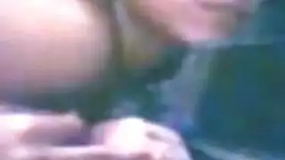 أجنبية تنتاك من اسيوي