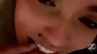 فتاة آسيوية مبللة الشفاه تتوق لجنس قاسٍ في زنزانة السجن