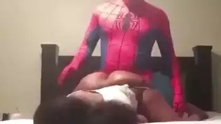 صديق جينيفر يشاركها مع شاب ذو قضيب كبير