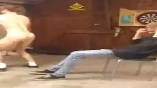 إباحية مثلية قاسية: جماع فموي عميق وشرجي في العمل