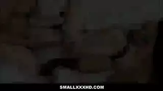 شقراء وامرأة سمراء حريصة على الحصول على مارس الجنس، على الرغم من أن الفتيات قذرة ينتظرونهم في المنزل