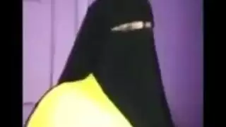 مره تحكي ويا رجلها بالعمل