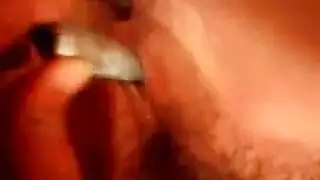 فرج صغير يتمدد بقضيب صلب كالصخر ثم يتم ضربه في مشهد إباحي