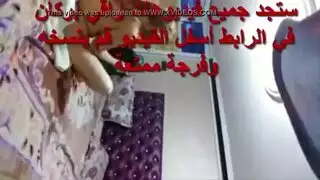 حركة فارسة إباحية قاسية: تفرك قضيبه حتى يقذف