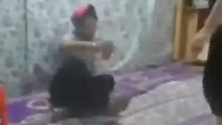 إباحية صريحة من العراق: فتاة ويب كام تأخذ قضيبًا كبيرًا على الكاميرا