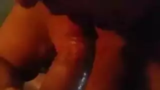 عاهرة شابة مسمرة بنظارات تحب الجنس القاسي