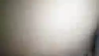 الزوجة الآسيوية المثارة تأخذ الدسار قبل أن تأخذ القضيب الحقيقي
