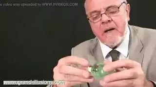 فارس عجوز يغتصب مهبل سمراء شابة ضيق بعمق